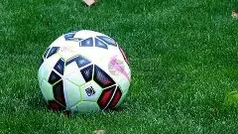 新疆男篮胜利返乡，欢呼声中球迷狂喜，伊福镜头捕捉，李炎哲热烈鼓掌支持